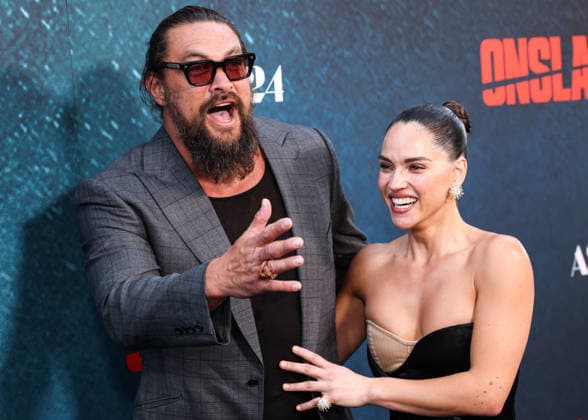 Los Angeles Premiere Of A24 s Onslaught LOS ANGELES, CALIFORNIA, USA - AUGUST 26: Jason Momoa and girlfriend Adria Arjona arrive at the Los Angeles Premiere Of A24 s Onslaught held at Regal LA Live on August 26, 2026 in Los Angeles, California, United States. Los Angeles Regal LA Live California United States Copyright: xXavierxCollin ImagexPressxAgencyx