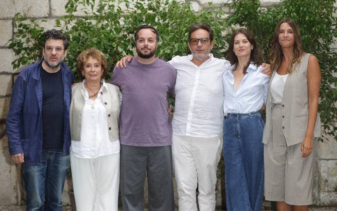 Eric Caravaca, Josiane Stoleru, Jérémy Lopez, Maurice Hermet, Alice Dufour, and Charlotte Gabris at the photocall for the film *Instinct de famille* during the 19th Angoulême Francophone Film Festival, France, on August 27, 2026. Coadic Guirec Bestimage Instinct de famille photocall during Day Four of the 19th Angoulême French-Language Film Festival on August 27, 2026, in Angoulême, France. Angoulême, France  Copyright: xCOADICxGUIRECx xBESTIMAGExCOADICxGUIRECx xBESTIMAGEx