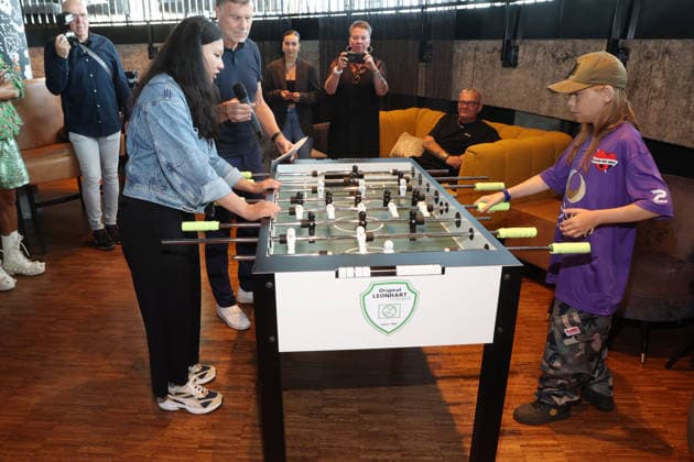 Kicken mit Herz Press Conference: Emil, a child with a heart condition; Linh Tran; Kicken mit Herz Press Conference; Karo Paul; Bunker on Feldstraße, Hamburg, August 27, 2026 Copyright: xEventpressxBecherx