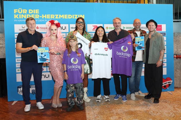 Kicken mit Herz Press Conference: Thomas Helmer, Belle La Donna, Emil (Herzkind), Jorge Gonzalez, , Linh Tran, Prof. Dr. Thomas Mir, Holger Stanislawski, Johannes Oerding, Kicken mit Herz press conference, Karo Paul, Bunker on Feldstraße, Hamburg, August 27, 2026 Copyright: xEventpressxBecherx