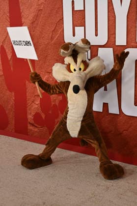 Wile E. Coyote at the premiere of the movie *Coyote vs. Acme* at the Fox Village Theater in Los Angeles, August 26, 2026 Foto:xD.xStarbuckx xFuturexImagex coyote_6803