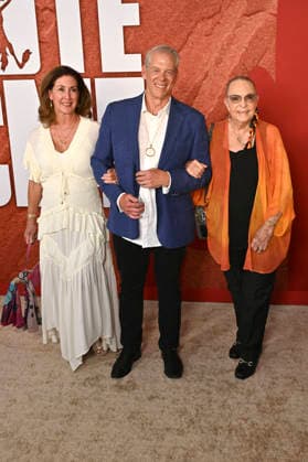 Kimberley Bone Kausen, Craig Kausen, and Linda Jones Cloug at the premiere of the movie *Coyote vs. Acme* at the Fox Village Theater in Los Angeles on August 26, 2026 Foto:xD.xStarbuckx xFuturexImagex coyote_6852