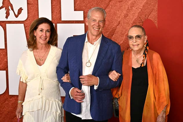 Kimberley Bone Kausen, Craig Kausen, and Linda Jones Cloug at the premiere of the movie *Coyote vs. Acme* at the Fox Village Theater in Los Angeles on August 26, 2026 Foto:xD.xStarbuckx xFuturexImagex coyote_6853