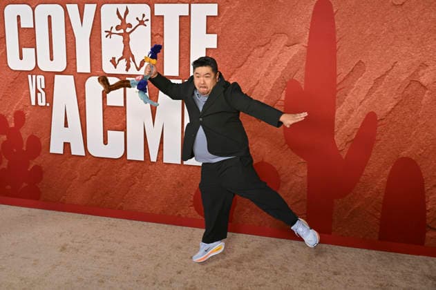 Eric Bauza at the premiere of the movie *Coyote vs. Acme* at the Fox Village Theater in Los Angeles, August 26, 2026 Foto:xD.xStarbuckx xFuturexImagex coyote_6858