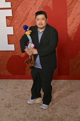Eric Bauza at the premiere of the movie *Coyote vs. Acme* at the Fox Village Theater in Los Angeles, August 26, 2026 Foto:xD.xStarbuckx xFuturexImagex coyote_6859