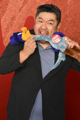 Eric Bauza at the premiere of the movie *Coyote vs. Acme* at the Fox Village Theater in Los Angeles, August 26, 2026 Foto:xD.xStarbuckx xFuturexImagex coyote_6862
