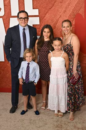 P. J. Byrne with his family at the premiere of the movie *Coyote vs. Acme* at the Fox Village Theater in Los Angeles, August 26, 2026 Foto:xD.xStarbuckx xFuturexImagex coyote_6865