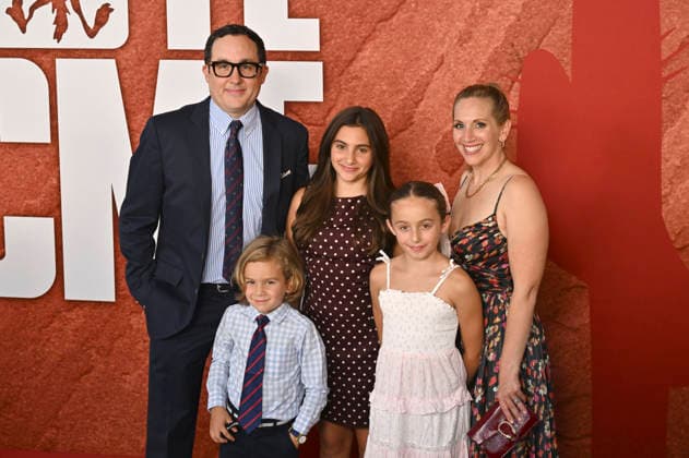 P. J. Byrne with his family at the premiere of the movie *Coyote vs. Acme* at the Fox Village Theater in Los Angeles, August 26, 2026 Foto:xD.xStarbuckx xFuturexImagex coyote_6866