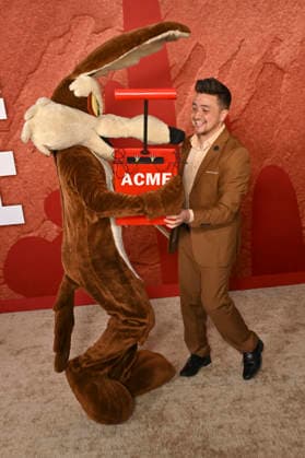 Wile E. Coyote and Kurt Tocci at the premiere of the movie *Coyote vs. Acme* at the Fox Village Theater in Los Angeles, August 26, 2026 Foto:xD.xStarbuckx xFuturexImagex coyote_6884