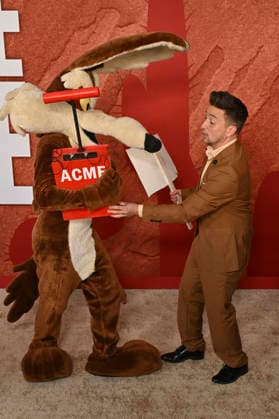 Wile E. Coyote and Kurt Tocci at the premiere of the movie *Coyote vs. Acme* at the Fox Village Theater in Los Angeles, August 26, 2026 Foto:xD.xStarbuckx xFuturexImagex coyote_6885