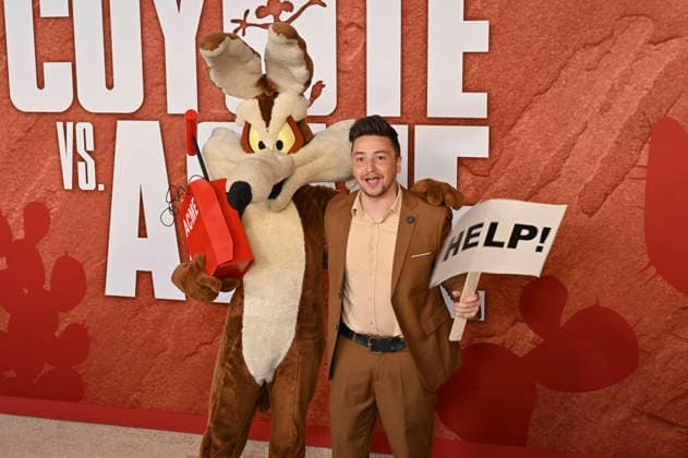 Wile E. Coyote and Kurt Tocci at the premiere of the movie *Coyote vs. Acme* at the Fox Village Theater in Los Angeles, August 26, 2026 Foto:xD.xStarbuckx xFuturexImagex coyote_6886