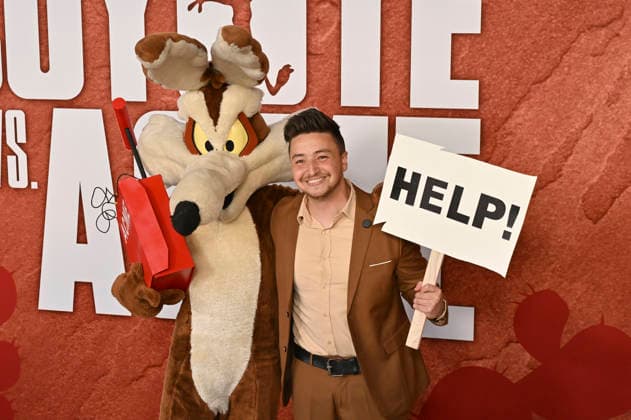 Wile E. Coyote and Kurt Tocci at the premiere of the movie *Coyote vs. Acme* at the Fox Village Theater in Los Angeles, August 26, 2026 Foto:xD.xStarbuckx xFuturexImagex coyote_6887