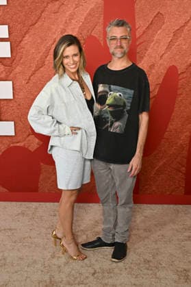 Natasha Halevi with her husband Sean Gunn at the premiere of the movie *Coyote vs. Acme* at the Fox Village Theater in Los Angeles, August 26, 2026 Foto:xD.xStarbuckx xFuturexImagex coyote_6890