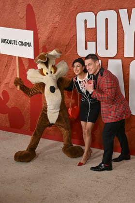 John Cena with his wife Shay Shariatzadeh and Wile E. Coyote at the premiere of the movie *Coyote vs. Acme* at the Fox Village Theater in Los Angeles on August 26, 2026 Foto:xD.xStarbuckx xFuturexImagex coyote_6923