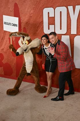 John Cena with his wife Shay Shariatzadeh and Wile E. Coyote at the premiere of the movie *Coyote vs. Acme* at the Fox Village Theater in Los Angeles on August 26, 2026 Foto:xD.xStarbuckx xFuturexImagex coyote_6924