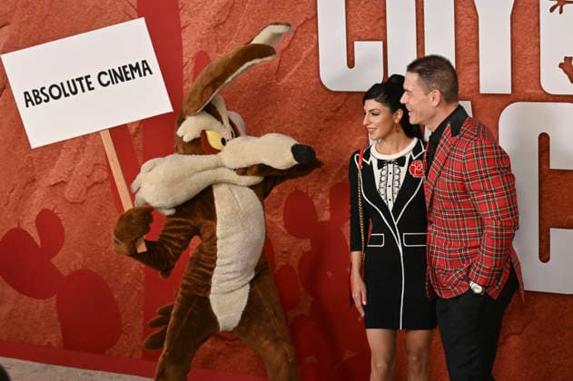 John Cena with his wife Shay Shariatzadeh and Wile E. Coyote at the premiere of the movie *Coyote vs. Acme* at the Fox Village Theater in Los Angeles on August 26, 2026 Foto:xD.xStarbuckx xFuturexImagex coyote_6925