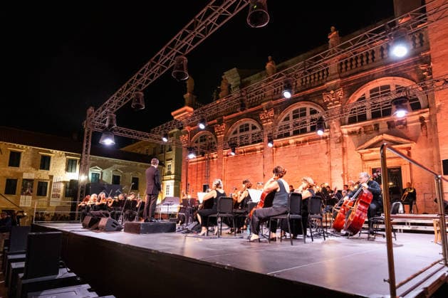 Arts, Musik, Jose Carreras Auftritt in Dubrovnik JosÃ Carreras performs in Dubrovnik Spanish tenor JosÃ Carreras performs in Dubrovnik, Croatia, on August 27, 2026, accompanied by the Dubrovnik Symphony Orchestra conducted by David GimÃ nez, with soprano Dusica Bijelic as a special guest. The performance took place in Dubrovnik s historic Old Town.  GrgoxJelavic PIXSELL