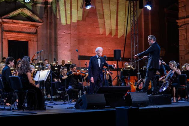 Arts, Musik, Jose Carreras Auftritt in Dubrovnik Dubrovnik, Croatia, 270826. The famous Spanish tenor Jose Carreras held a concert in front of the Dubrovnik Cathedral, where he was joined by soprano Dusica Bijelic, and musical accompaniment was provided by the Dubrovnik Symphony Orchestra under the direction of the conductor David Gimenez, Carreras long-time collaborator. Photo: Tonci Plazibat CROPIX Dubrovnik Croatia Copyright: xxToncixPlazibatx jose_carreras20-270826