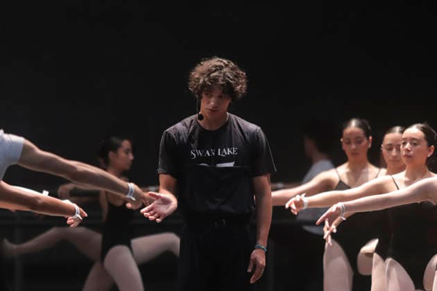 Ballet Master Class By Acclaimed Dancer Isaac Hernandez in Mexico Internationally acclaimed ballet dancer Isaac Hernandez leads an exclusive master class for advanced students at the Centro Nacional de las Artes (CENART) on August 26, 2026, in Mexico City, Mexico. Hernandez, a world-renowned principal dancer who has performed with prestigious companies like the English National Ballet and San Francisco Ballet, shared his technical expertise, artistic insights, and elite training methods with the next generation of Mexican dancers. Mexico City Mexico City Mexico Copyright: xCarlosxSantiagox