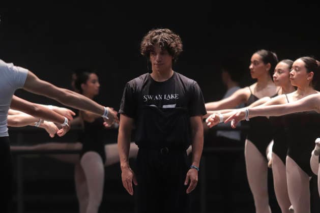 Ballet Master Class By Acclaimed Dancer Isaac Hernandez in Mexico Internationally acclaimed ballet dancer Isaac Hernandez leads an exclusive master class for advanced students at the Centro Nacional de las Artes (CENART) on August 26, 2026, in Mexico City, Mexico. Hernandez, a world-renowned principal dancer who has performed with prestigious companies like the English National Ballet and San Francisco Ballet, shared his technical expertise, artistic insights, and elite training methods with the next generation of Mexican dancers. Mexico City Mexico City Mexico Copyright: xCarlosxSantiagox