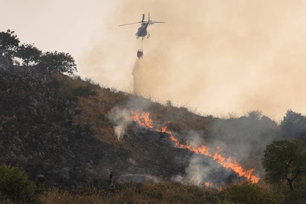 Firefighting efforts continue as wildfire burns in Sicily, Italy PALERMO, ITALY - AUGUST 27: A helicopter provides aerial support for firefighting efforts after a wildfire broke out on the slopes of Mount Gulino near Palermo in western Sicily, Italy, on August 27, 2026. Firefighters and forestry workers work through the night to contain the flames and evacuate residents from settlements threatened by the fire. Alberto Lo Bianco Anadolu Palermo Italy. Editorial use only. Please get in touch for any other usage.  Copyright: x2026xAnadoluxAlbertoxLoxBiancox