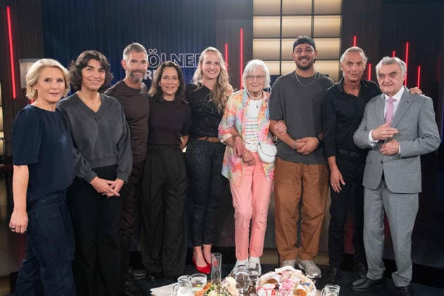 From left: Susan LINK, host; Dilek GUERSOY, Gürsoy, physician, surgeon; Micky BEISENHERZ, host; Anne WILL, host; Laura and Maria STEGEMANN, farmers; Abdul Kader CHAHIN, comedian, Peter BRINGS, musician, singer, Herbert REUL, CDU, Minister of the Interior of the State of North Rhine-Westphalia, on the program Kölner Treff on WDR television, August 27, 2