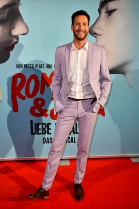 ABB ROMEOJULIA: Sven Kroll walks the red carpet at the premiere of the musical *Romeo and Juliet: Love Is Everything* at the Capitol Theater on August 27, 2026, in Düsseldorf, North Rhine-Westphalia, Germany