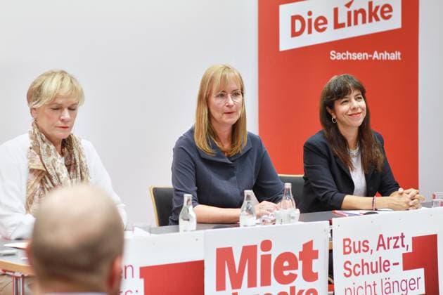 Halle (Saale), Sachsen-Anhalt, Deutschland, 28.08.2026: MMZ: Gemeinsame Erklärung der Spitzenkandidatinnen der Bundesländer Sachsen-Anhalt, Mecklenburg-Vorpommern und Berlin für Die Linke, Eva von Angern, Simone Oldenburg und Elif Eralp: Spitzenkandidatinnen der Bundesländer Mecklenburg-Vorpommern, Sachsen-Anhalt und Berlin für Die Linke, Simone Oldenburg, Eva von Angern und Elif Eralp *** Halle an der Saale, Saxony-Anhalt, Germany, August 28, 2026 MMZ Joint Statement by the leading candidates of the states of Saxony-Anhalt, Mecklenburg-Western Pomerania, and Berlin for The Left, Eva von Angern, Simone Oldenburg, and Elif Eralp—leading candidates for Die Linke in the federal states of Mecklenburg-Western Pomerania, Saxony-Anhalt, and Berlin Copyright: xdtsxNachrichtenagenturx dts_131563