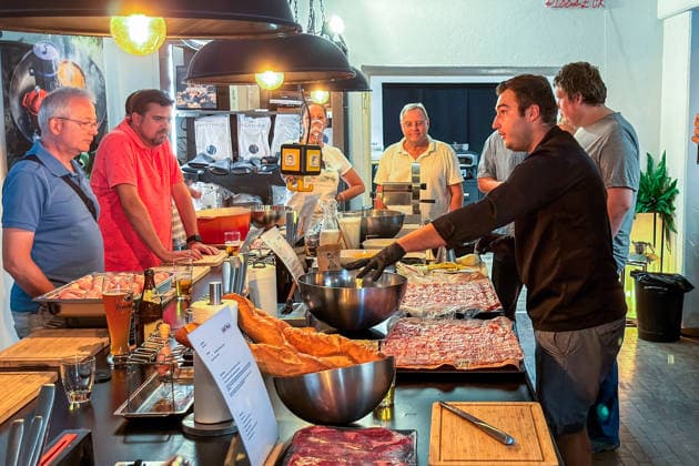 Joel Engelter provides instructions on how to make a bacon bomb, a meatloaf wrapped in bacon. Büttelborn, August 27, 2026. Grillfürst BBQ Seminar