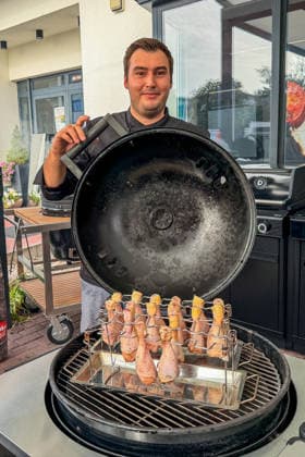 Joel Engelter demonstrates the drumstick technique at the Grill Büttelborn BBQ Seminar on August 27, 2026