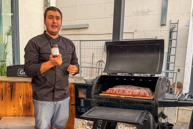 Joel Engelter demonstrates his favorite BBQ sauce for brushing on the Bacon Bomb meatloaf Büttelborn, August 27, 2026 Grillfürst BBQ Seminar