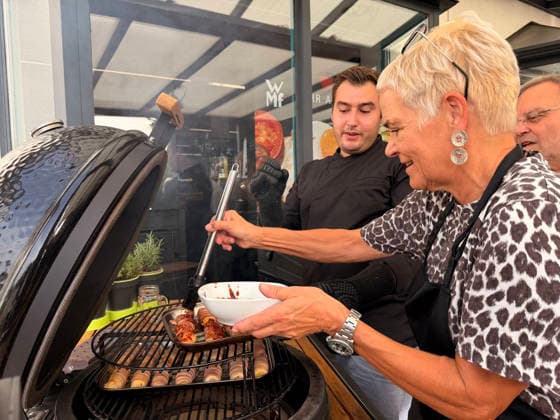 Joel Engelter and a participant with BBQ sauce for brushing on the Cheese Fingers Büttelborn, August 27, 2026 Grillfürst BBQ Seminar