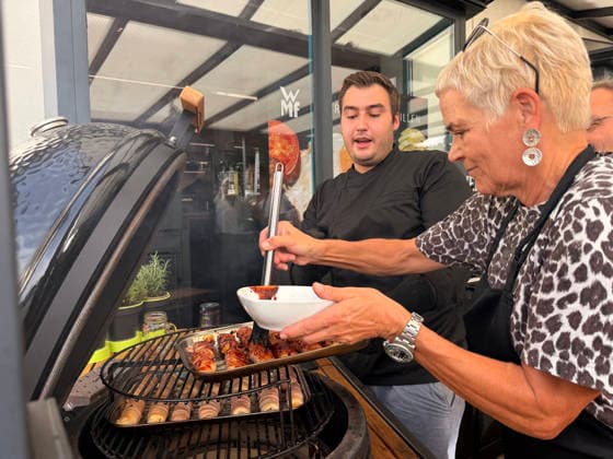 Joel Engelter and a participant with BBQ sauce for brushing on the Cheese Fingers Büttelborn, August 27, 2026 Grillfürst BBQ Seminar