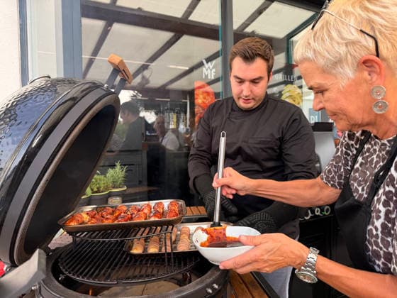 Joel Engelter and a participant with BBQ sauce for brushing the cheese fingers at the Dutch Oven event in Büttelborn on August 27, 2026, Grillfürst BBQ Seminar