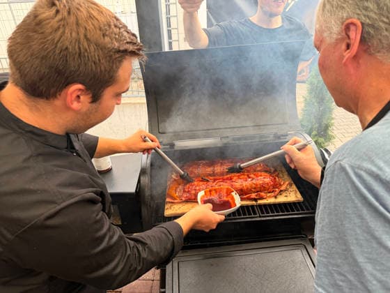 Joel Engelter brushes the Bacon Bomb meatloaf with BBQ sauce Büttelborn, August 27, 2026 Grillfürst BBQ Seminar