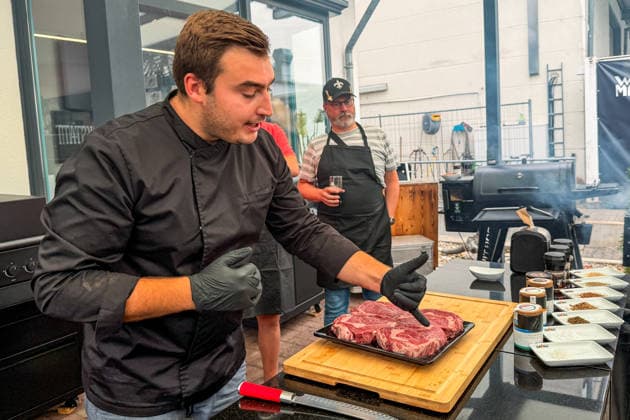 Joel Engelter explains the proper marbling of beef and the differences between entrecôte, ribeye, filet, etc. Büttelborn, August 27, 2026 Grillfürst BBQ Seminar