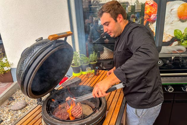 Joel Engelter Grills a Sirloin Steak in a Dutch Oven in Büttelborn on August 27, 2026, at the Grillfürst BBQ Seminar