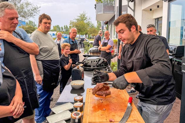 Joel Engelter explains how to prepare and cut a sirloin steak. Büttelborn, August 27, 2026. Grillfürst BBQ Seminar