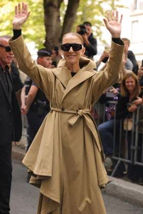 Céline Dion was cheered by her fans upon her arrival at the Royal Monceau hotel in Paris on August 28, 2026. Céline Dion plans to give a series of 16 concerts in France, after more than six years away from the stage due to the rare neurological condition from which she suffers. Her shows will begin on September 12, 2026, at the Plenitude Arena in Nanterre, Hauts-de-Seine. She plans to perform three concerts a week, on Wednesdays, Fridays, and Saturdays, in front of more than 30,000 spectators per night. Ten additional concerts are also scheduled for May 2027. Jasmine Aissaoui, Bestimage. Céline Dion was greeted by fans upon her arrival at the Royal Monceau luxury hotel in Paris on August 28, 2026. She plans to perform a series of 16 concer Copyright: xJasminexAissaouix xBestimagexJasminexAissaouix xBestimagex