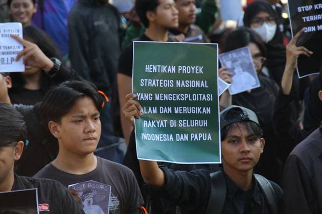 August 28, 2026, Malang, Indonesia: MALANG, INDONESIA Ã¢â‚¬ AUGUST 28, 2026: Protesters affiliated with the United People s Uprising Alliance (Aliansi Rakyat Bangkit Bersatu) demonstrate along Jalan Kayutangan in Malang, East Java, Indonesia, on August 28, 2026. Students, workers, women s groups and other organizations joined the demonstration under the slogan Ã¢â‚¬oeIndonesia in Peril: Resist Militarism, Build People s Unity,Ã¢â‚¬Â presenting demands including stronger labor protections, lower living costs, agrarian reform, free education, passage of the Indigenous Rights and Asset Recovery bills, and an end to what organizers described as the growing role of the military in civilian affairs. Malang Indonesia - ZUMAq101 20260828_zna_q101_137 Copyright: xSuhartox