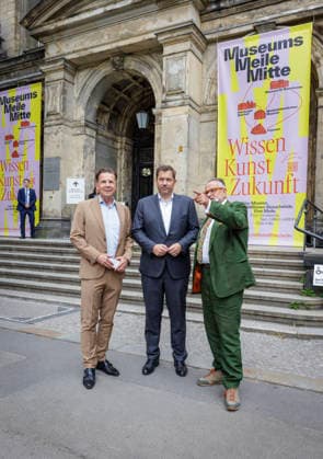 Lars Klingbeil, Federal Minister of Finance, photographed during his visit to the Museum of Natural History. The federal government is providing approximately 200 million euros to fund the museum’s renovation and modernization. Pictured here with Johannes Vogel, Director General (in the green jacket), and Stephan Junker, Managing Director. Photographed on behalf of Copyright: xThomasxKoehlerx