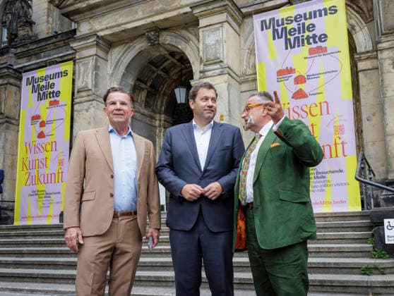 Lars Klingbeil, Federal Minister of Finance, photographed during his visit to the Museum of Natural History. The federal government is providing approximately 200 million euros to fund the museum’s renovation and modernization efforts. Pictured here with Johannes Vogel, Director General (in the green jacket), and Stephan Junker, Managing Director. Photographed on be Copyright: xThomasxKoehlerx