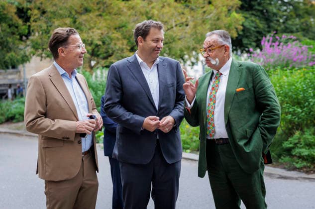 Lars Klingbeil, Bundesminister der Finanzen, aufgenommen im Rahmen seines Besuchs des Museums fuer Naturkunde. Der Bund foerdert Umbau und Modernisierungsmassnahmen des Museums mit rund 200 Millionen Euro. Hier mit Johannes Vogel (Generaldirektor, gruenes Sakko) und Stephan Junker (Geschaeftsfuehrer). Fotografiert im Auftrag des Bundesfinanzministeriums Berlin Deutschland *** Lars Klingbeil, Federal Minister of Finance, photographed during his visit to the Museum of Natural History. The federal government is providing approximately 200 million euros to fund the museum’s renovation and modernization efforts. Pictured here with Johannes Vogel, Director General (in the green jacket), and Stephan Junker, Managing Director. Photographed on be Copyright: xThomasxKoehlerx
