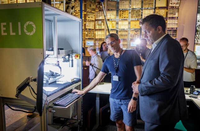 Lars Klingbeil, Federal Minister of Finance, photographed during his visit to the Museum of Natural History. The federal government is providing approximately 200 million euros in funding for the museum’s renovation and modernization efforts. Here, he is touring a digitization project with a staff member and Johannes Vogel, Dir Copyright: xThomasxKoehlerx