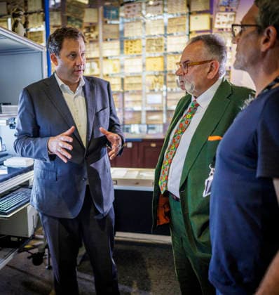 Lars Klingbeil, Federal Minister of Finance, photographed during his visit to the Museum of Natural History. The federal government is providing approximately 200 million euros to fund the museum’s renovation and modernization efforts. Here, he is touring a digitization project with a staff member and Johannes Vogel, Director G Copyright: xThomasxKoehlerx