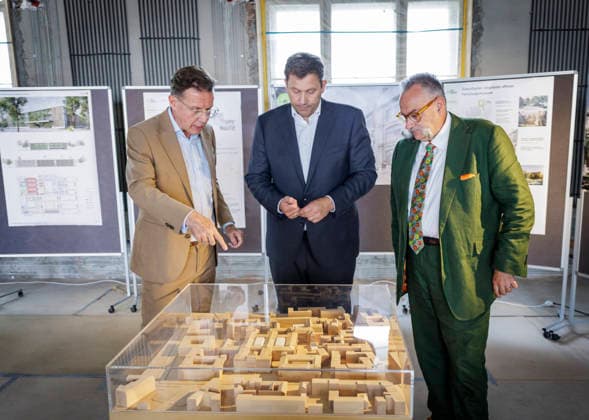Lars Klingbeil, Federal Minister of Finance, photographed during his visit to the Museum of Natural History. The federal government is providing approximately 200 million euros to fund the museum’s renovation and modernization efforts. Pictured here with Johannes Vogel, Director General (wearing a green jacket), and Stephan Junker, Managing Director. Photographed on Copyright: xThomasxKoehlerx