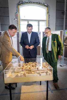 Lars Klingbeil, Federal Minister of Finance, photographed during his visit to the Museum of Natural History. The federal government is providing approximately 200 million euros to fund the museum’s renovation and modernization efforts. Pictured here with Johannes Vogel, Director General (wearing a green jacket), and Stephan Junker, Managing Director. Photographed on Copyright: xThomasxKoehlerx