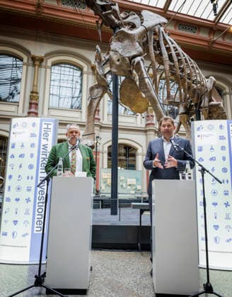 Lars Klingbeil, Federal Minister of Finance, photographed during his visit to the Museum of Natural History. The federal government is providing approximately 200 million euros in funding for the museum s renovation and modernization. Pictured here with Johannes Vogel, Director General, during a press conference. Photographed on behalf of the Federal Ministry of Finance, Berlin, Germany. Copyright: xThomasxKoehlerx