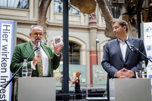 Lars Klingbeil, Federal Minister of Finance, photographed during his visit to the Museum of Natural History. The federal government is providing approximately 200 million euros to fund the museum’s renovation and modernization efforts. Pictured here with Johannes Vogel, Director General, during a press conference. Photographed on behalf of the Federal Ministry of Finance, Berlin, Germany Copyright: xThomasxKoehlerx