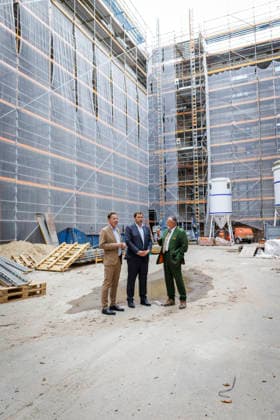 Lars Klingbeil, Federal Minister of Finance, photographed during his visit to the Museum of Natural History. The federal government is providing approximately 200 million euros to fund the museum’s renovation and modernization efforts. Pictured here with Johannes Vogel, Director General, wearing a green jacket, and Stephan Junker, Manag Copyright: xThomasxKoehlerx